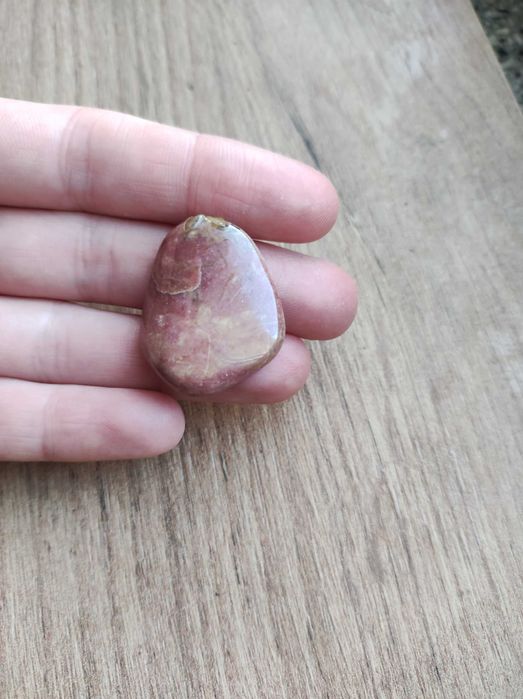 rodonit kamień różowy talizman płaski