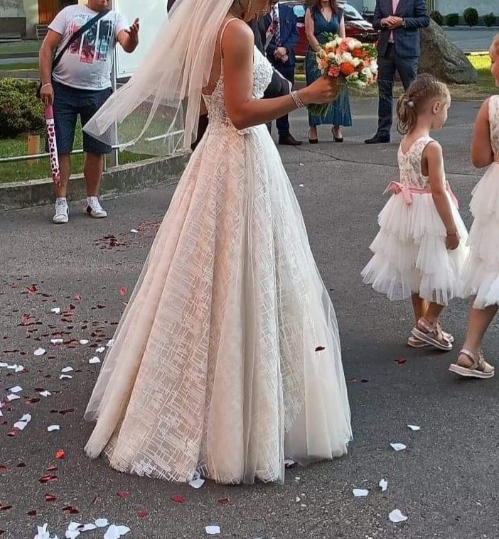 Suknia ślubna beżowa z białymi zdobieniami