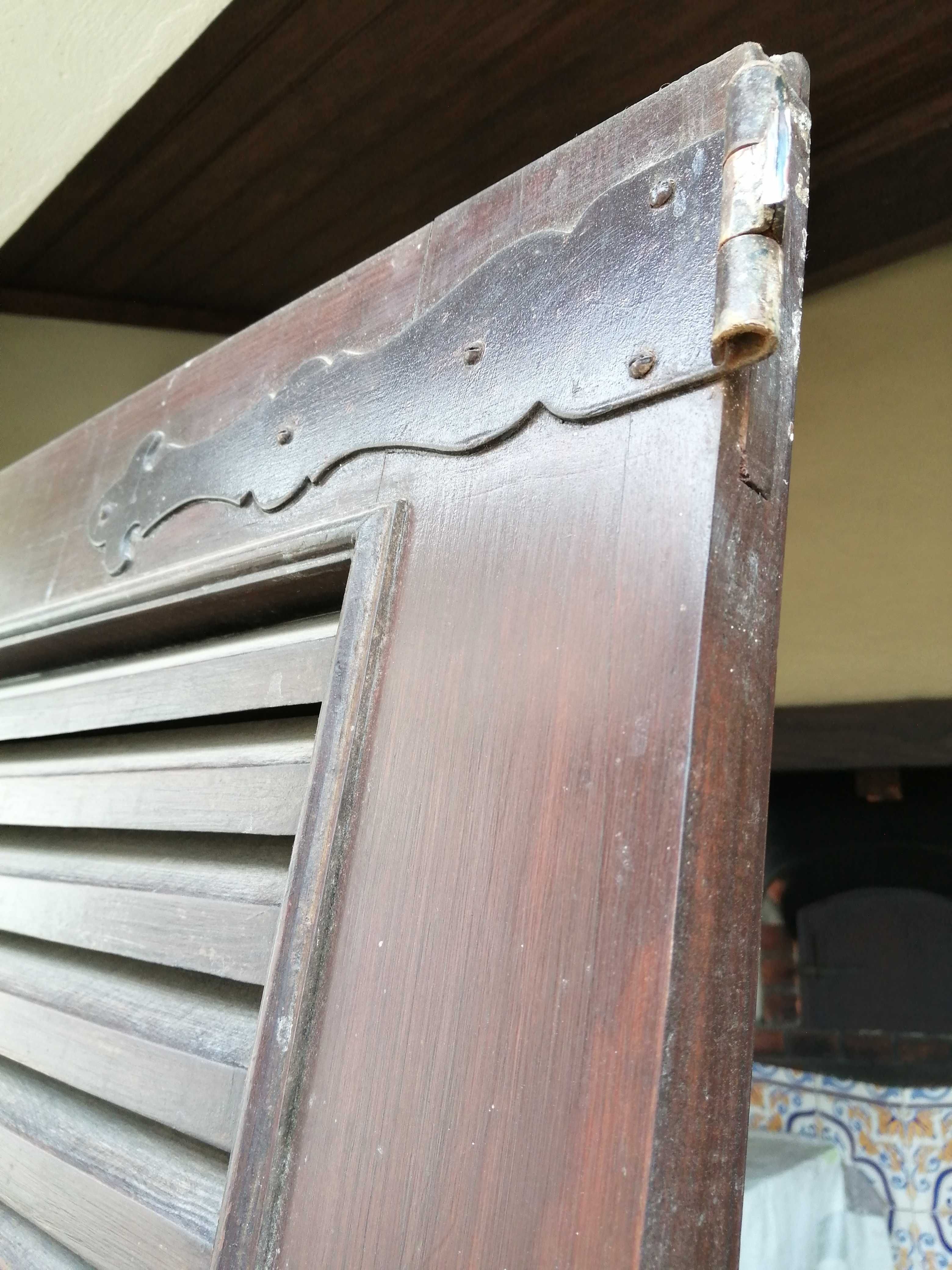 Janelas e portadas em madeira maciça