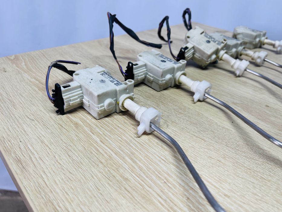 Активатор лючка бензобака Пассат Б6 лючок passat B6