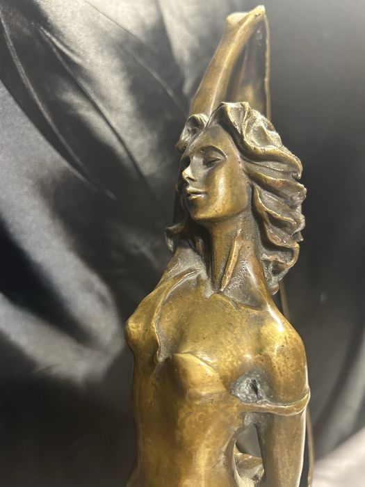 Rzeźba kobieta z mosiądzu