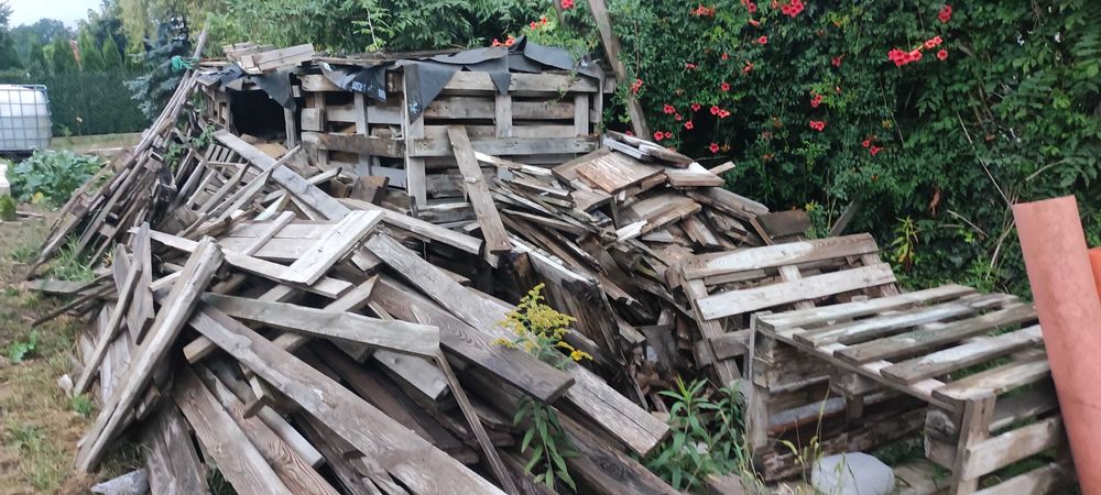 Deski i drewno ścinki po budowie