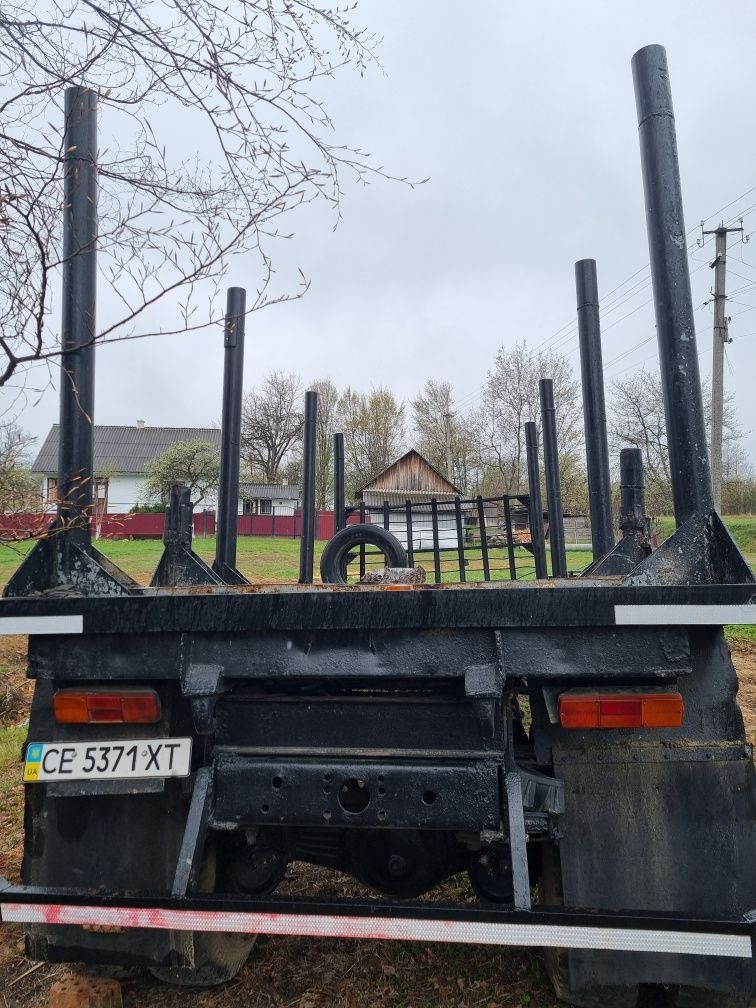 Напівпричіп лісовозний.