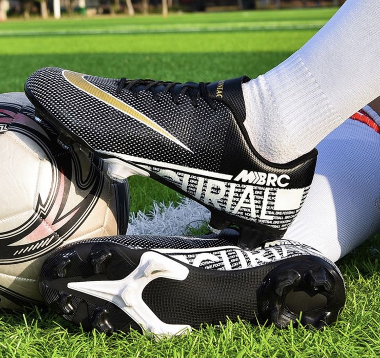 Buty piłkarskie obuwie futbolówki korki lanki sportowe