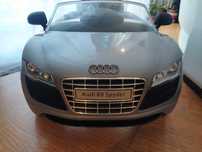 VENDE - Audi R8 criança com tapa-sol