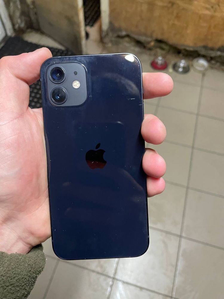 продам айфон 12  64gb