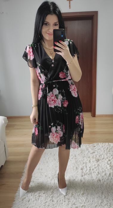 Sukienka krótka w kwiaty plisowany dół