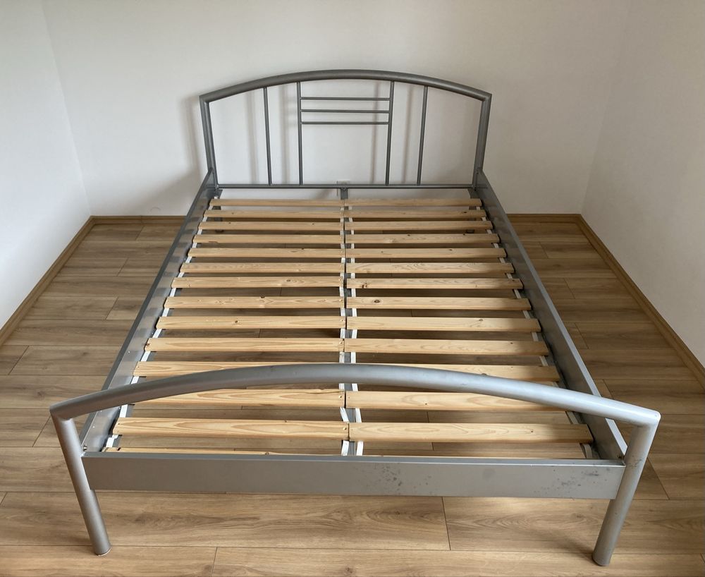 Metalowa rama łóżka 140x200 ze stelazem