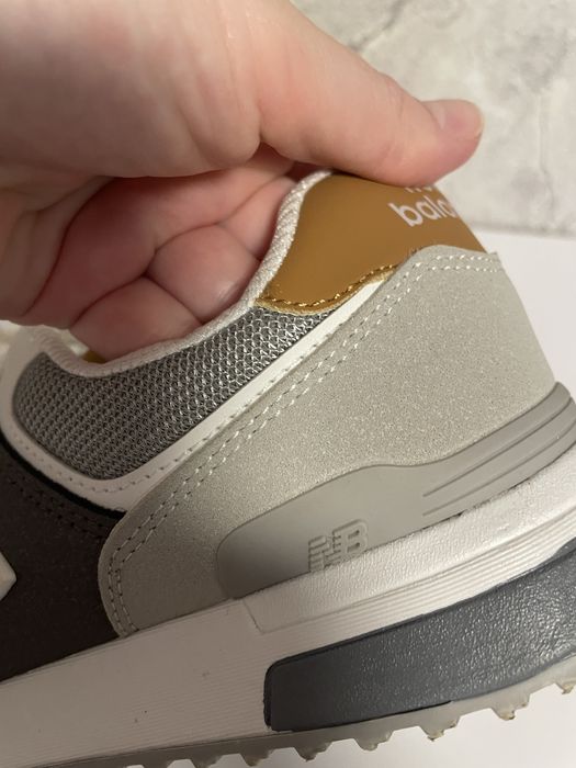 Продам новые женские кроссовки