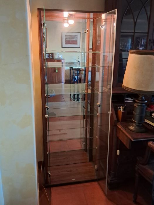Vitrines em Cerejeira e Vidro
