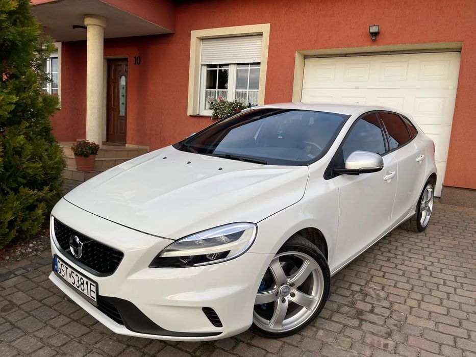 Volvo V40 2.0 Benzyna T3 152 KM  R-Design model LIFT