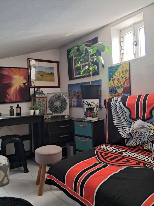 Quartinho SOTÃO teto baixo. Para Solteiro. Metro Chiado.