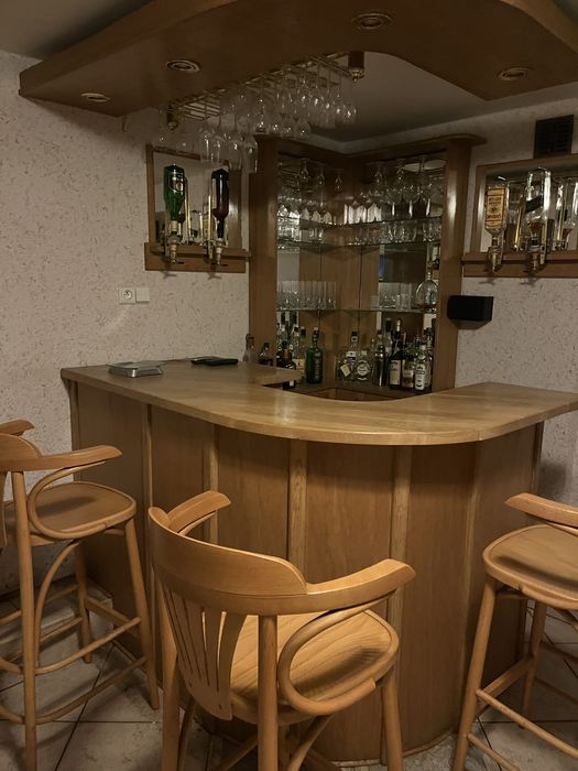 Drewniany barek na alkohol z lustrem i podświetleniem + 3 hockery