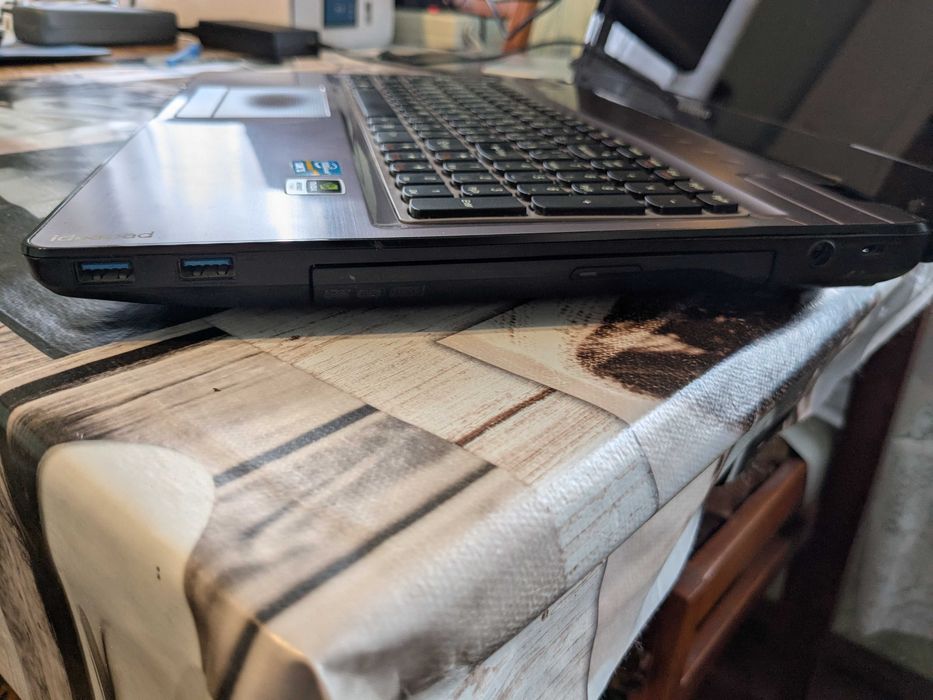 Lenovo IdeaPad Y570_Стильний дизайн_Алюмінієва поверхня клавіатури