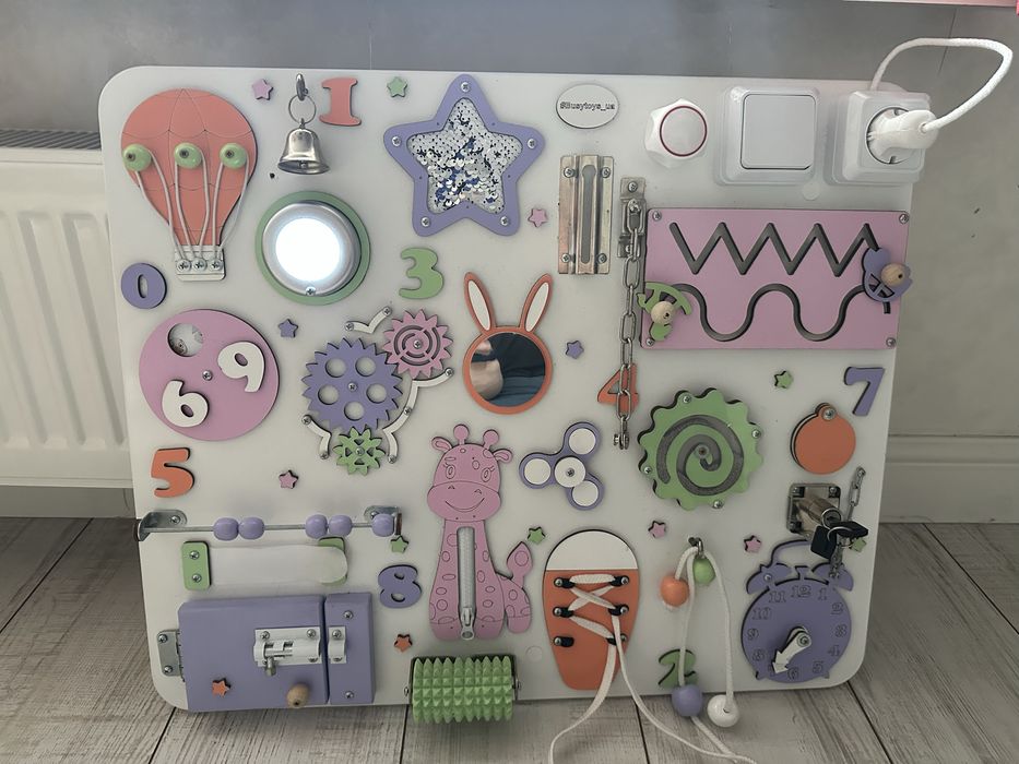 Бізіборд для дівчинки