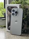 iPhone 15 Pro, bateria 90%