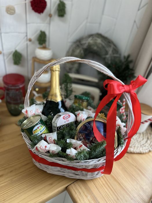 Фуд-флористичний кошик на Новий рік – подарунок