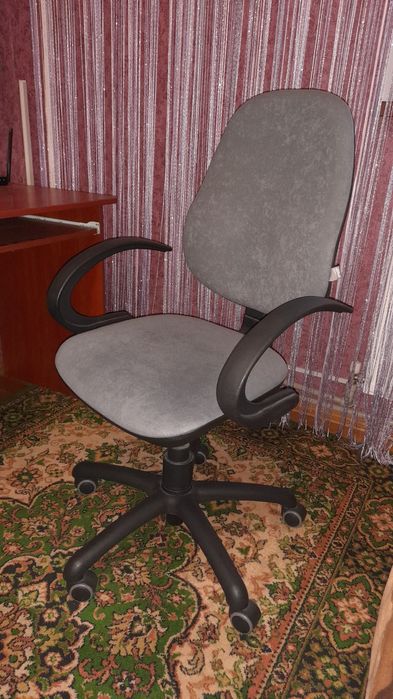 Стіл комп'ютерний, крісло