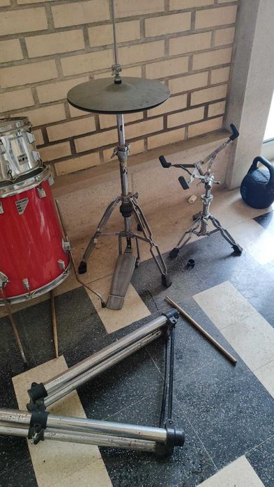 Bateria Acústica REMO completa com banco e 3 pratos.