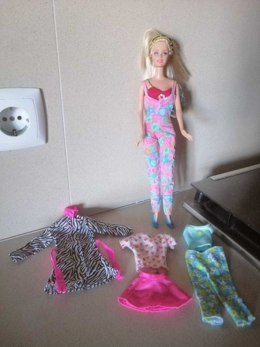 Boneca Barbie Loura e de Olhos Azuis