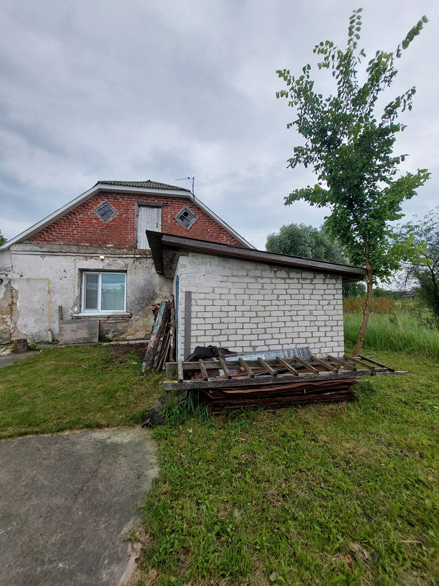 Будинок із земельною ділягкою під сільське господарство 0.1500 га