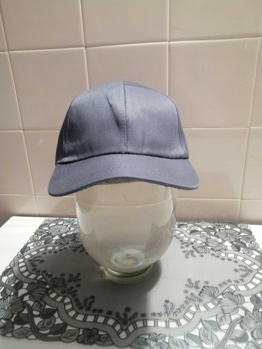 Бейсболка серого цвета.