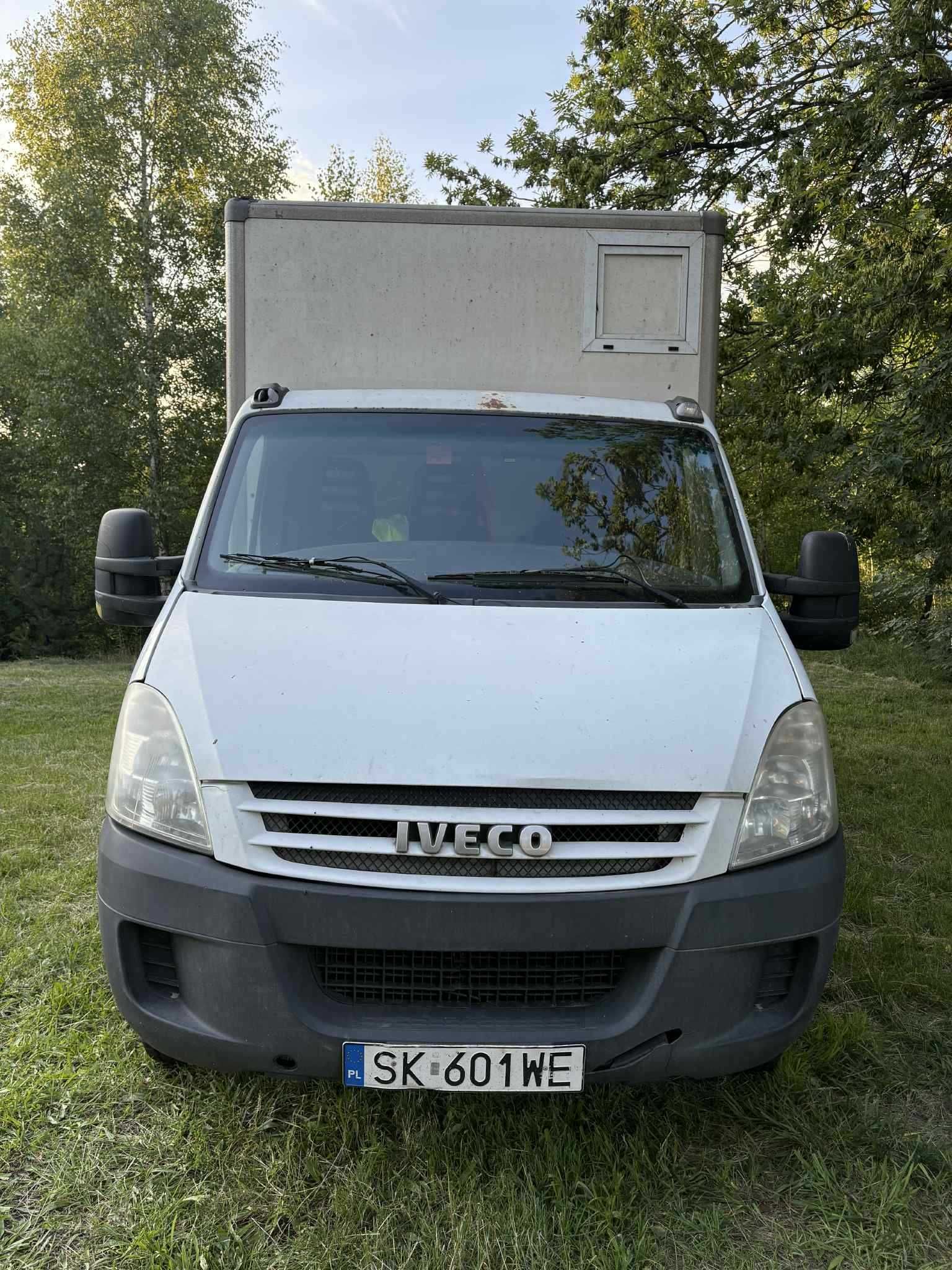 Iveco Daily 35C12 z kontenerem i winda
