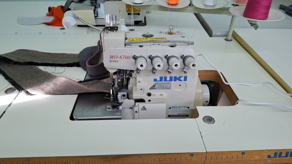 Швейна машина, розпошивальна Jack з серводвигуном. Оверлок Juki Siruba