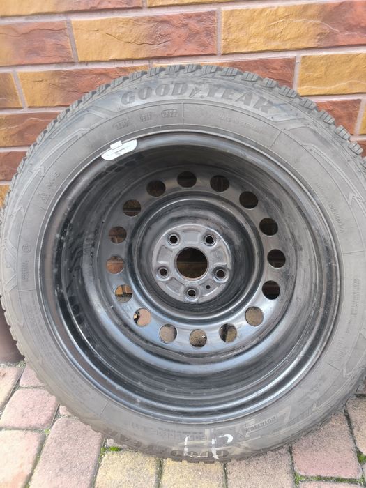 Opony zimowe Goodyear 205/55 R-16  wraz z felgami stalowymi