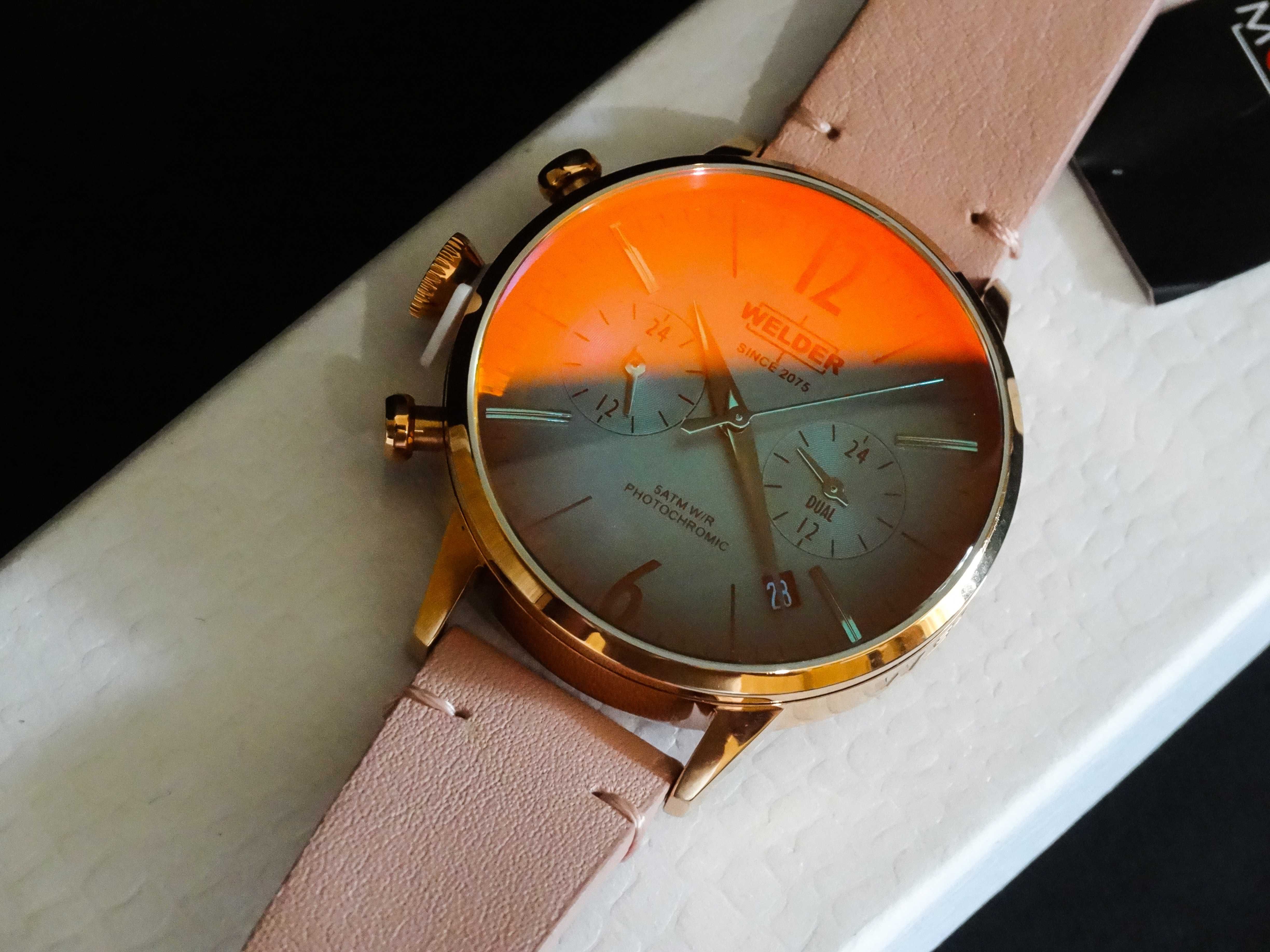 Новые женские часы WELDER MOODY WWRC100 | Pink / Photochromic / ITALY