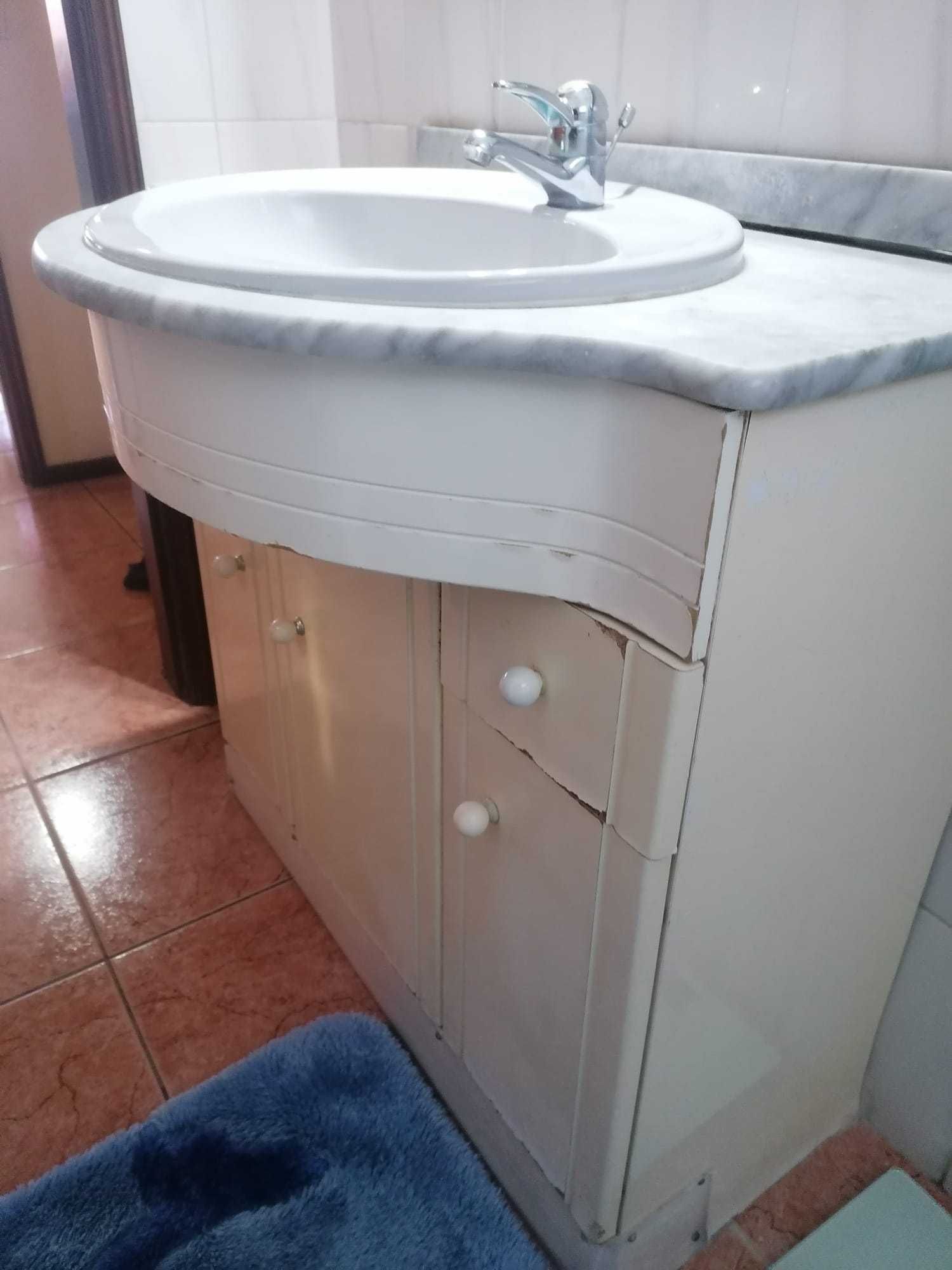 Móvel de casa de banho com lavatório