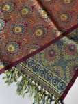 Vintage retro wzorzysta chusta jedwabna z frędzlami kwiaty paisley