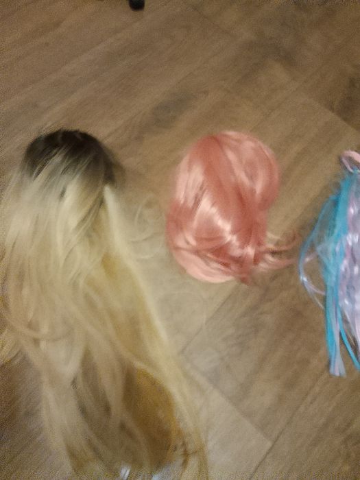 Перуки блонд та хвости