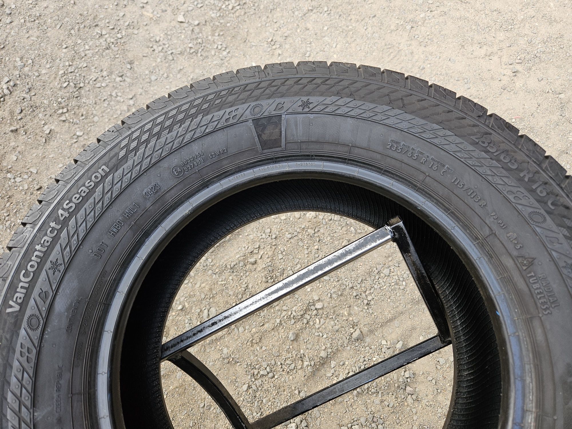 Шины БУ 235 65 R 16 C Continental van contact 4season пара всесезон
