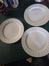 Trzy białe deserowe talerze.