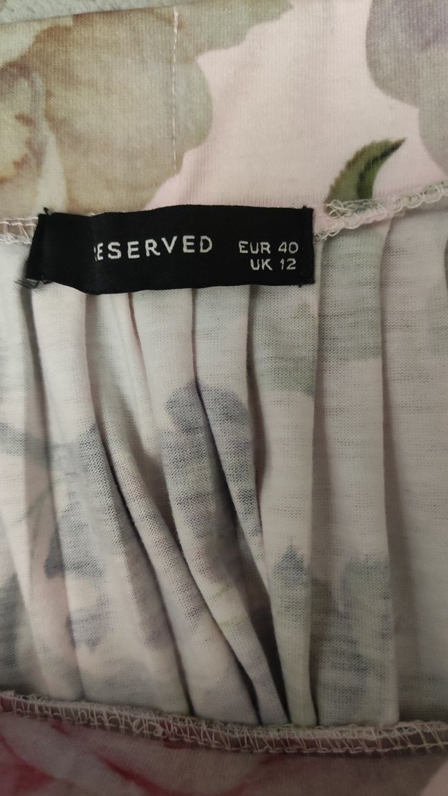 Kwiecista spódnica od Reserved w rozmiarze 40.
