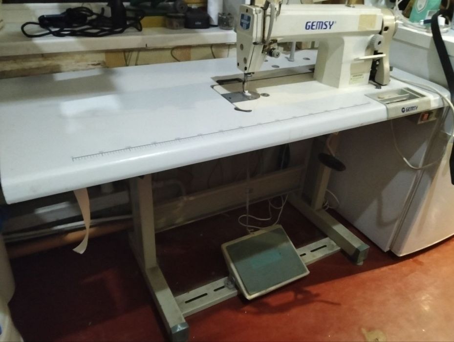 Прямострочна швейна машина