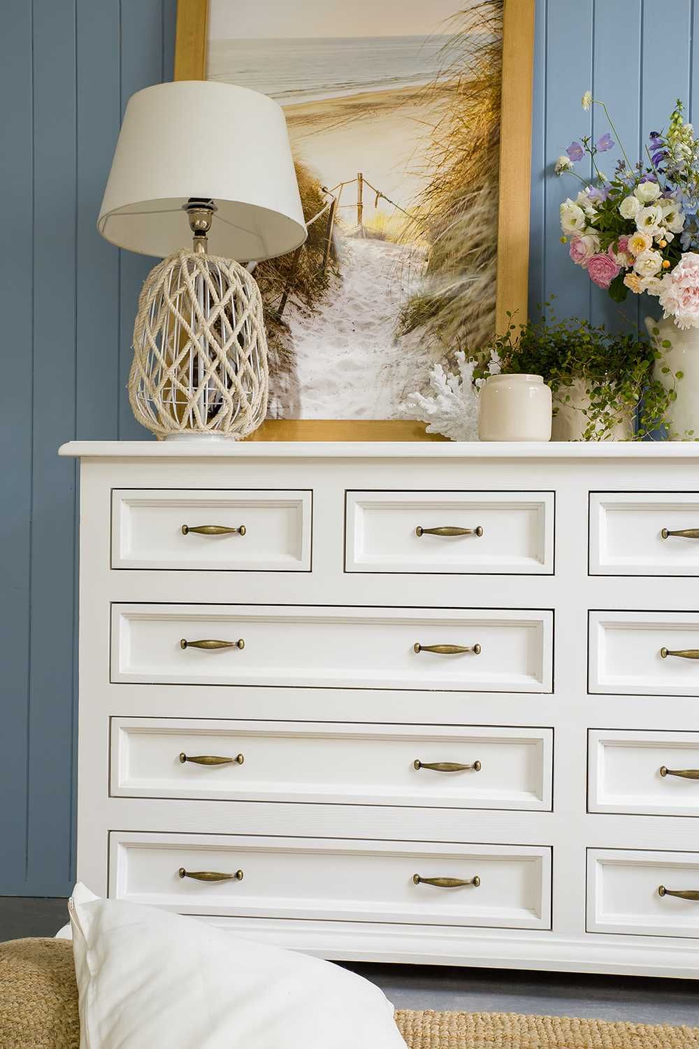 Biała komoda z szufladami w stylu shabby chic do sypialni