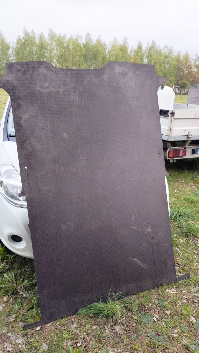 Dacia Dokker podłoga pąki bagażnika