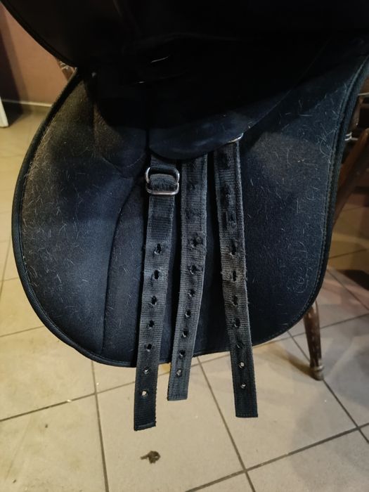 Syntetyczne siodło na konia
