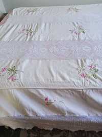 Colcha cama de casal em Croché e linho, bordada.