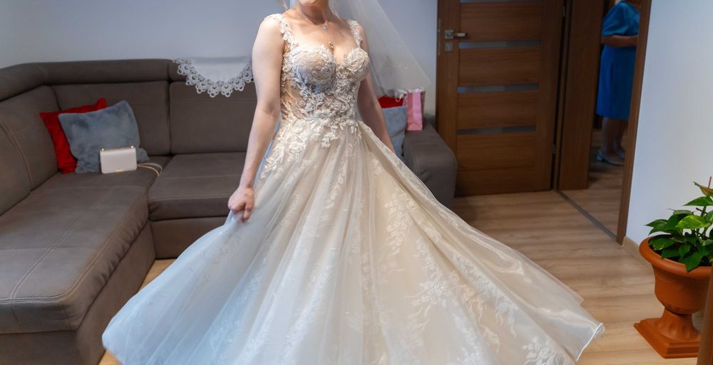 bogato zdobiona suknia ślubna