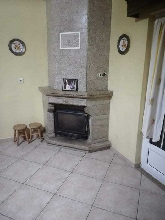 Moradia T5 com Garagem e Anexos – Bairro das Tapadas, Penedono