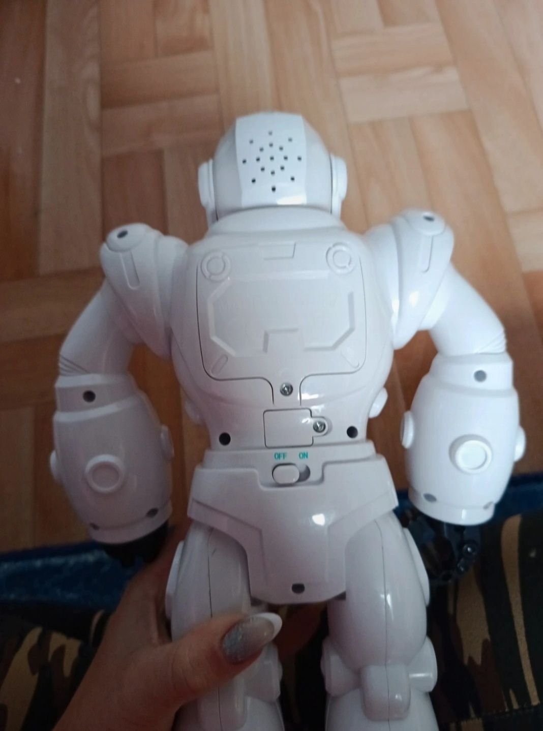 Robot interaktywny chodzi gra i święci