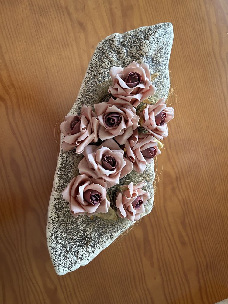 Vendo centro de mesa com rosas, estado novo.