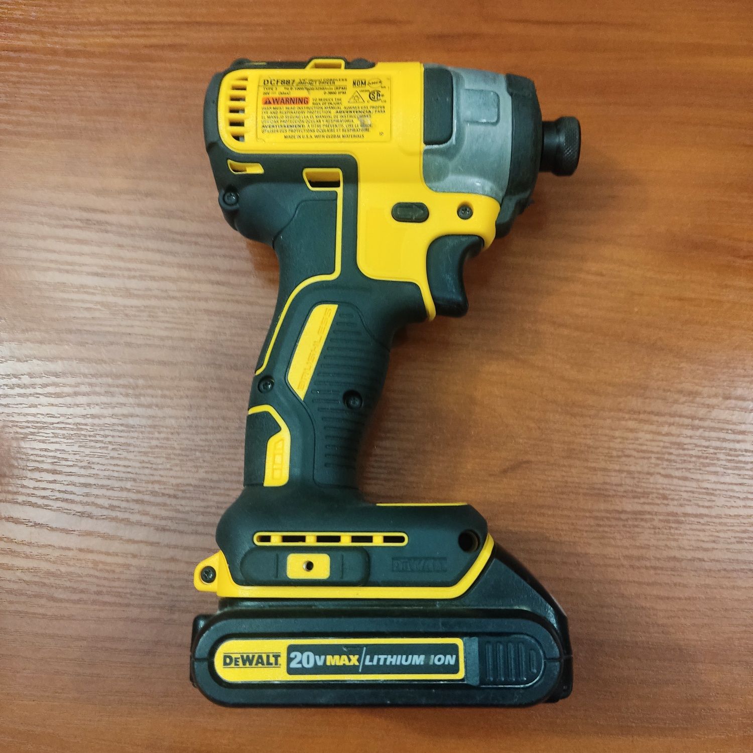 Шуруповерт DCF 887 DeWALT