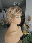 Krótka peruka ciemny blond jasny brąz + refleksy KBS-21 naturalna fryz