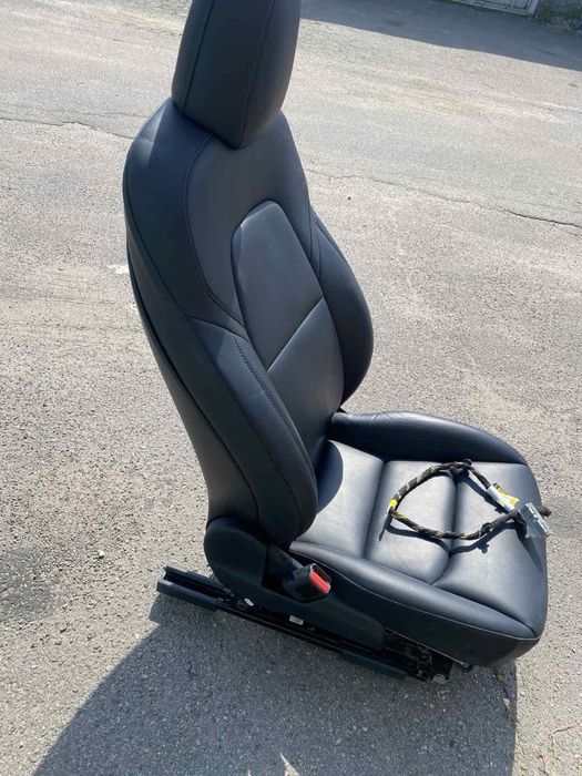 Водійське сидіння Tesla Model Y
