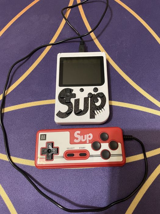 Игровая приставка с джойстиком