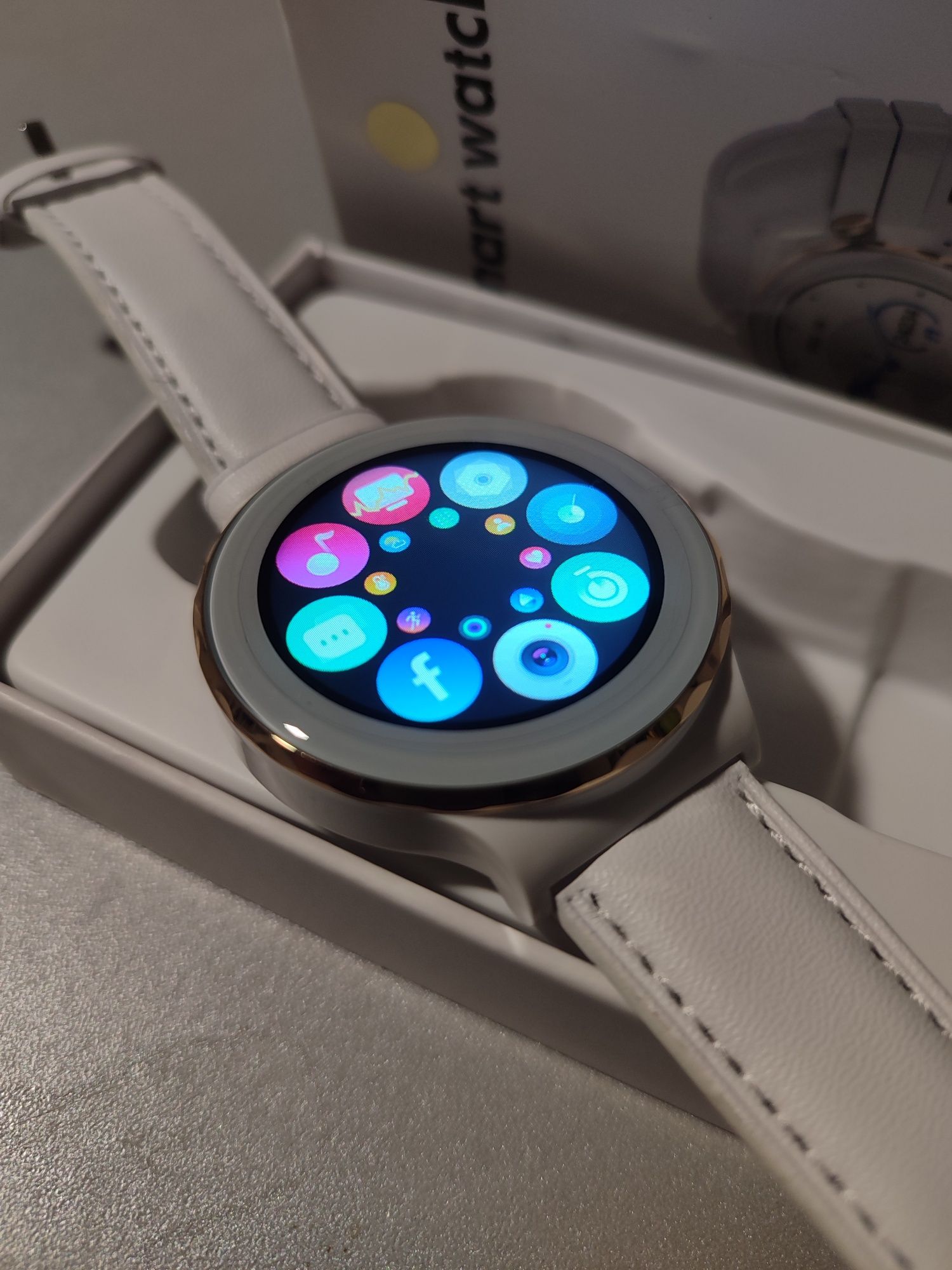 Nowy piękny biały smartwatch bluetooth zegarek